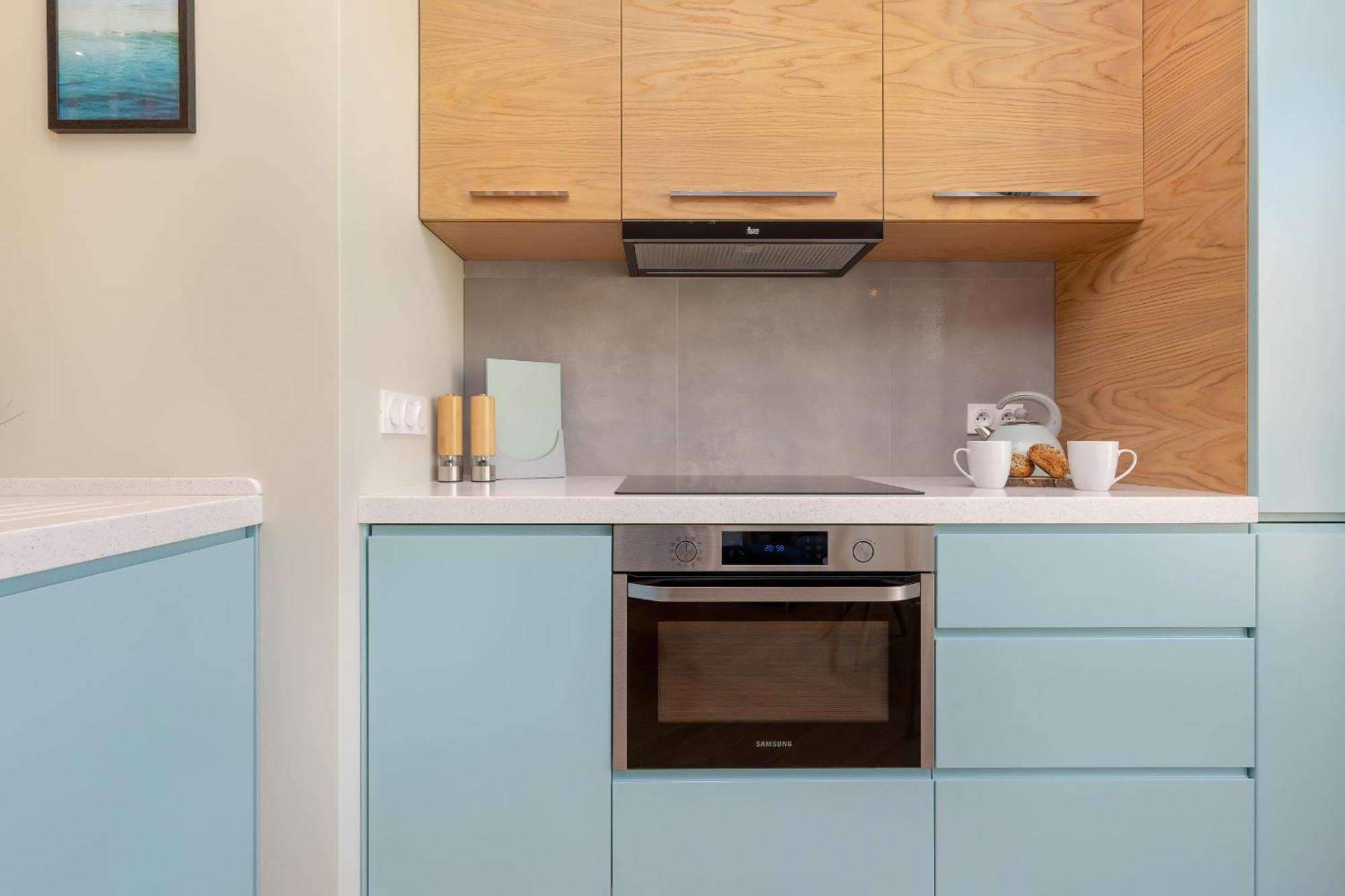 Bright Blue With Balcony, Parking And Air Conditioning In By Renters Lägenhet