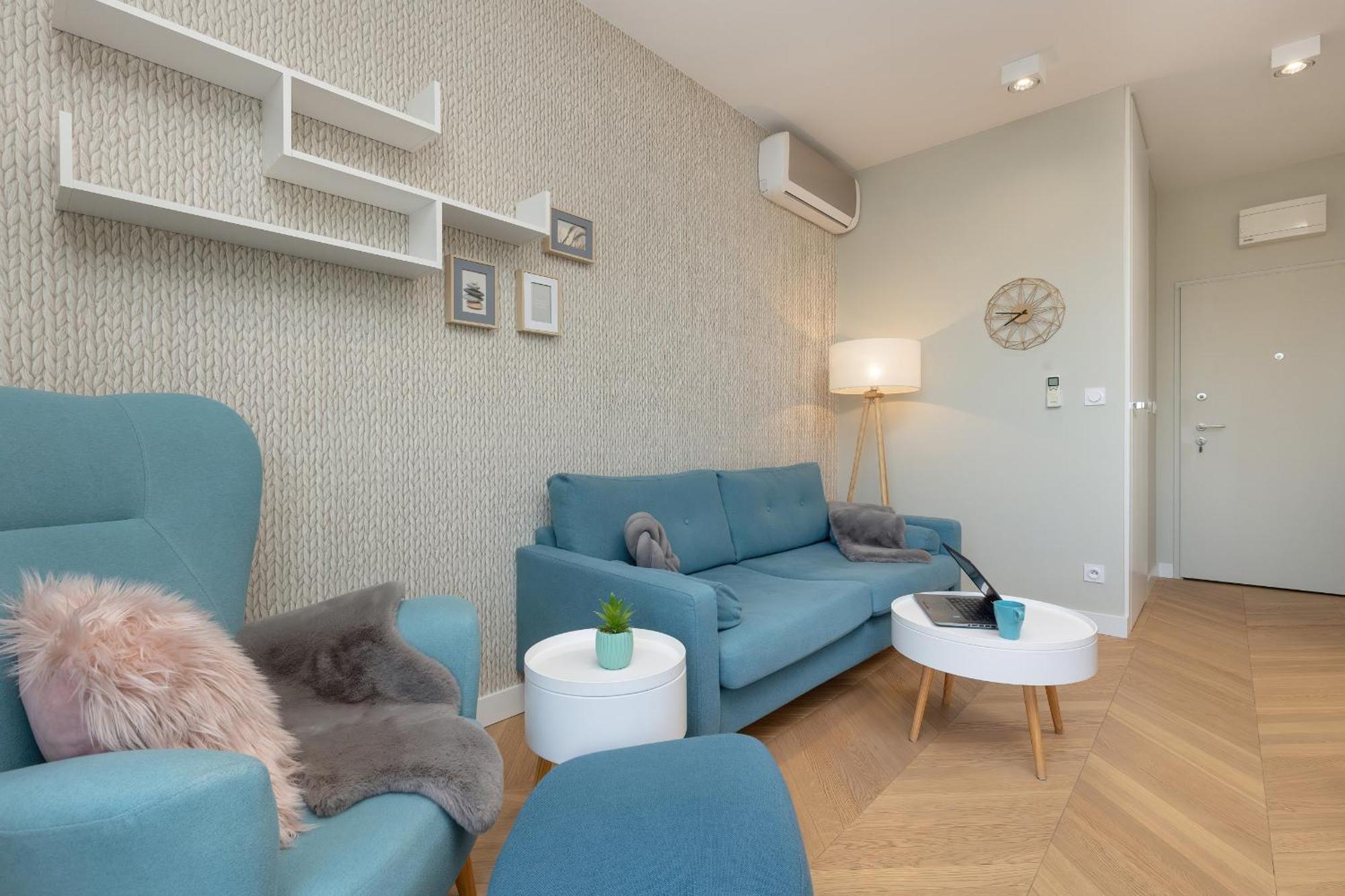 Lägenhet Bright Blue With Balcony, Parking And Air Conditioning In By Renters *