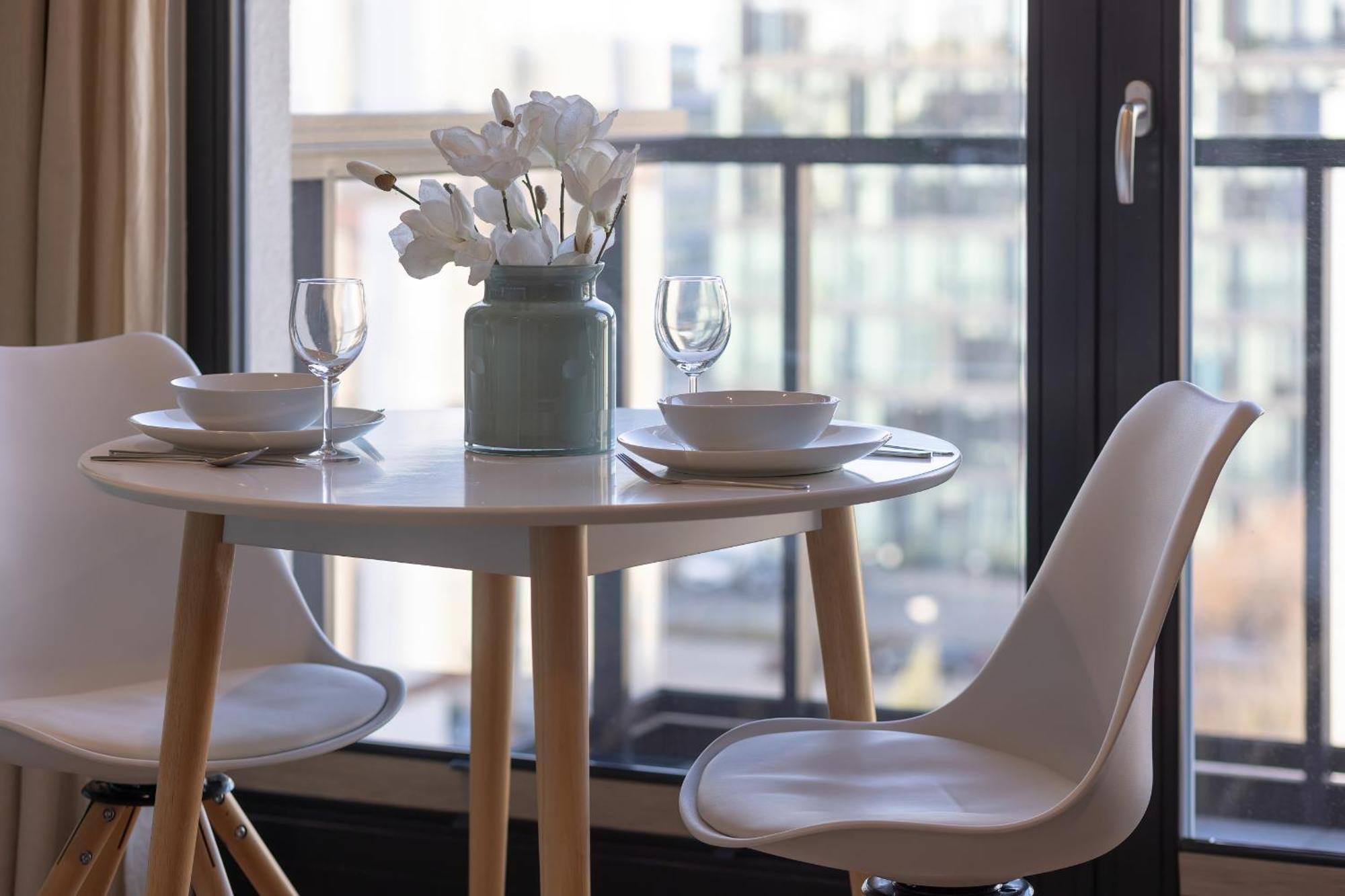 Bright Blue With Balcony, Parking And Air Conditioning In By Renters Lägenhet *