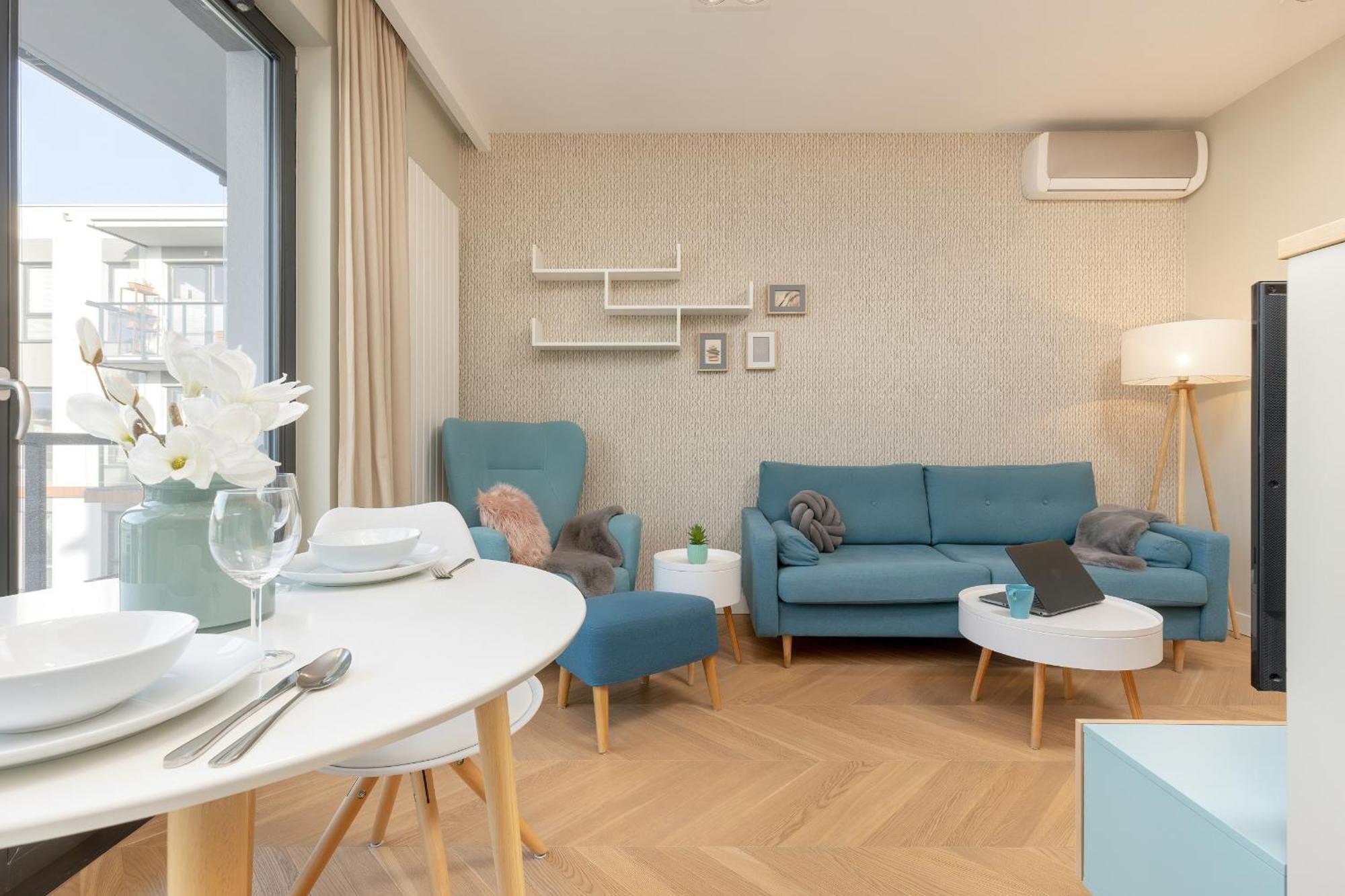 Bright Blue With Balcony, Parking And Air Conditioning In By Renters Lägenhet Warszawa