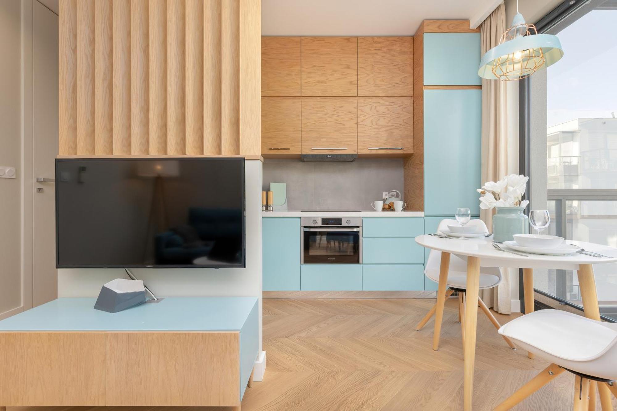 Bright Blue With Balcony, Parking And Air Conditioning In By Renters Lägenhet *