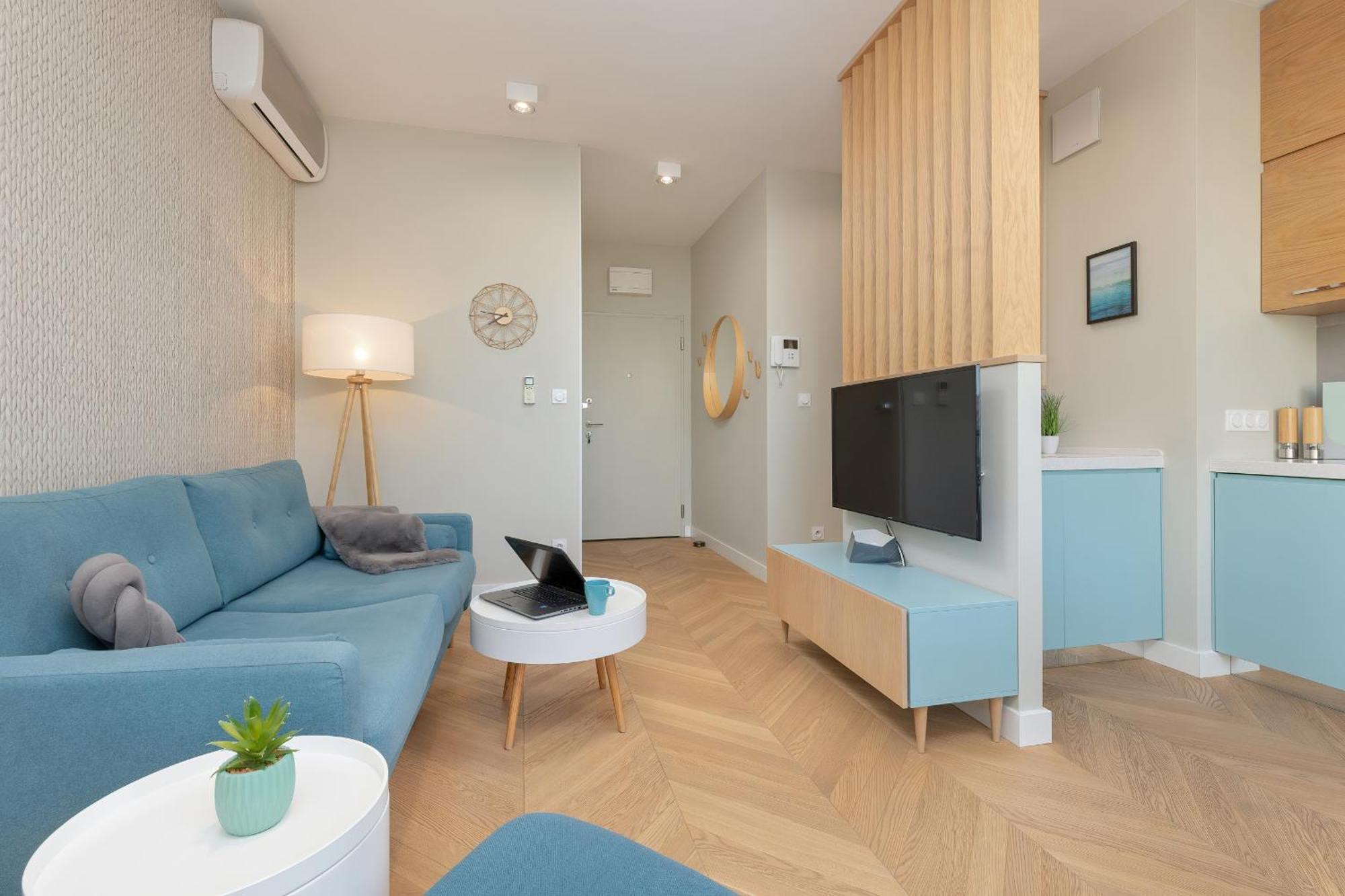 Lägenhet Bright Blue With Balcony, Parking And Air Conditioning In By Renters *