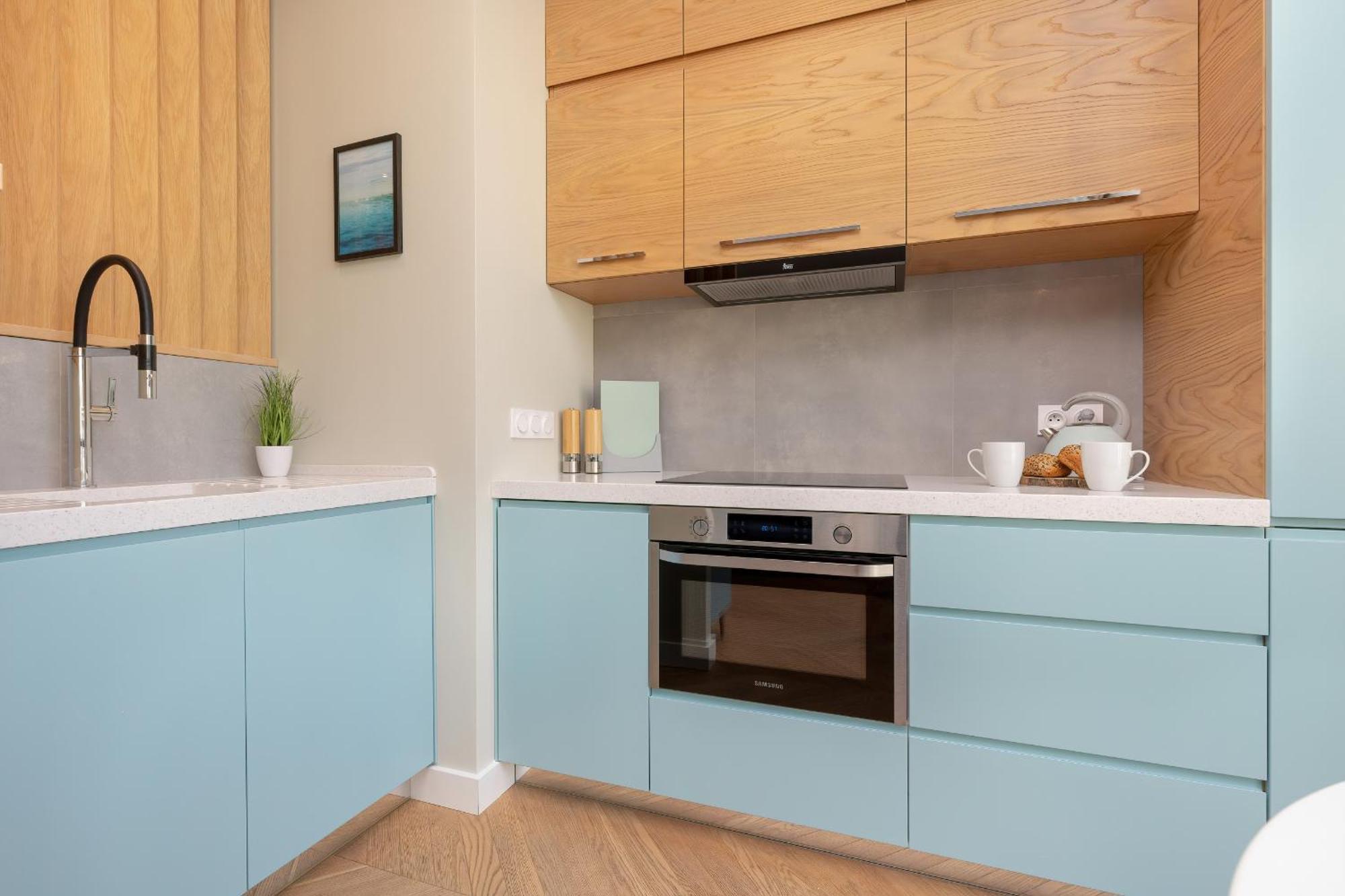 Bright Blue With Balcony, Parking And Air Conditioning In By Renters Apartment Warschau