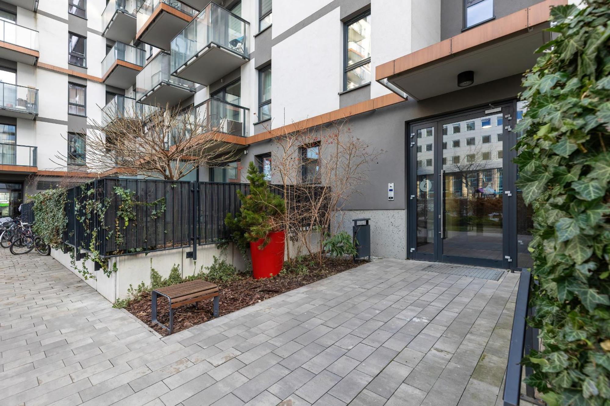 Apartment Bright Blue With Balcony, Parking And Air Conditioning In By Renters Warschau