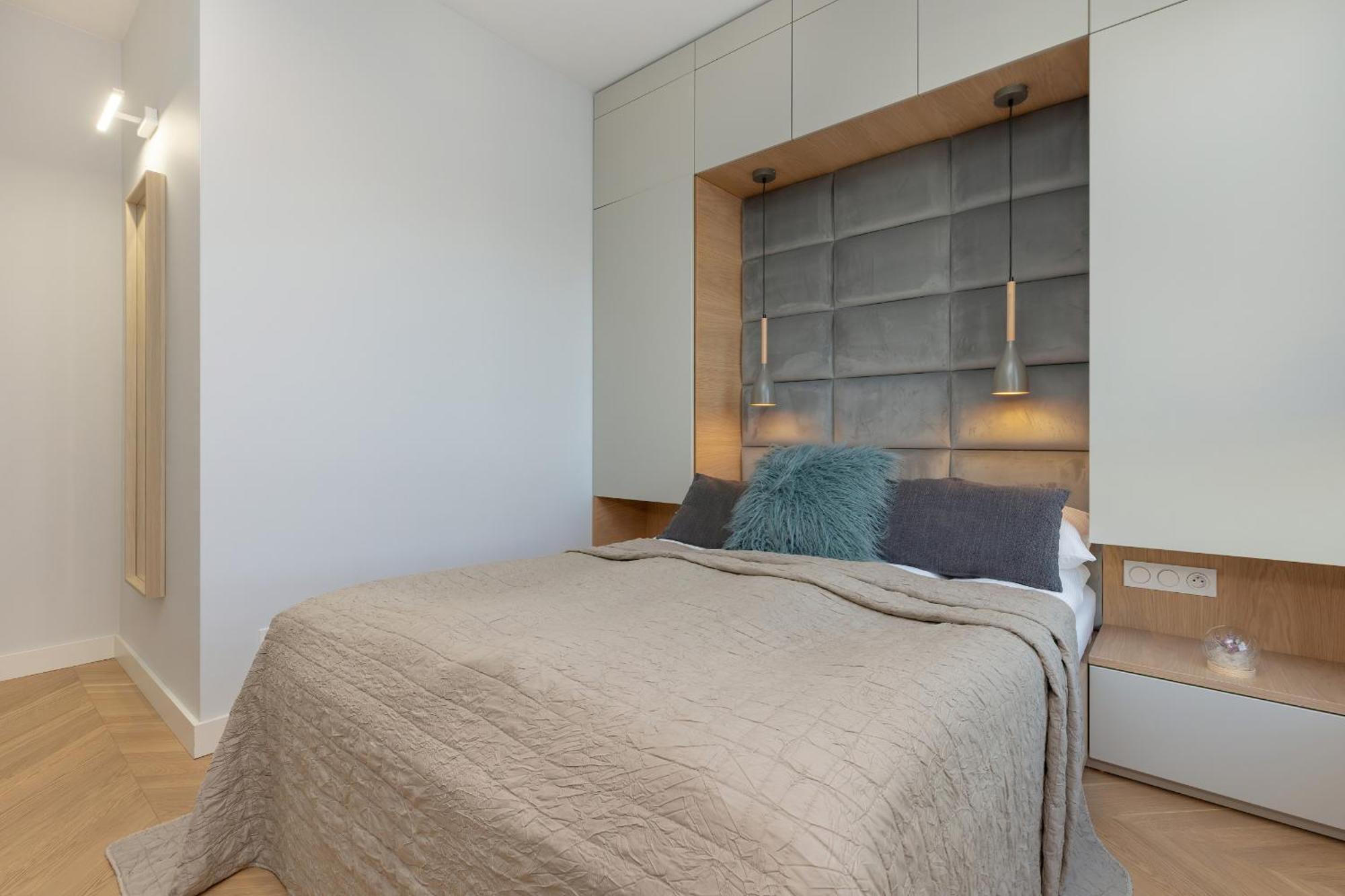 Bright Blue With Balcony, Parking And Air Conditioning In By Renters Warschau
