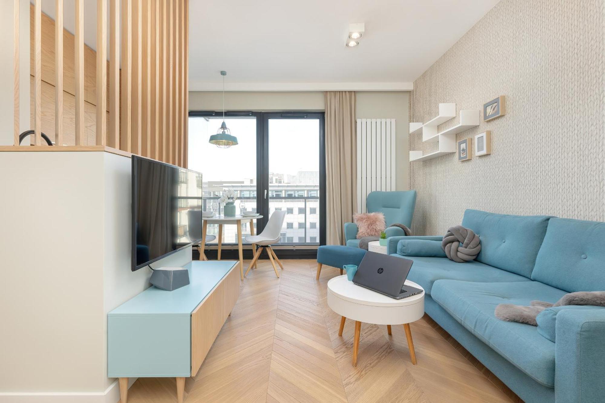 Bright Blue With Balcony, Parking And Air Conditioning In By Renters * Warschau