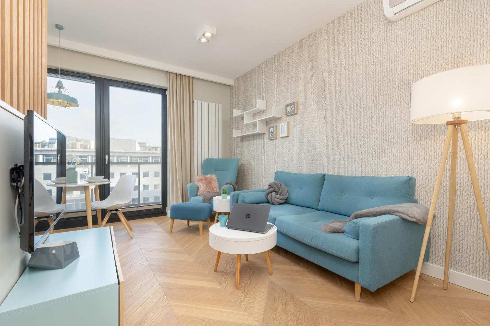 Bright Blue With Balcony, Parking And Air Conditioning In By Renters * Warschau