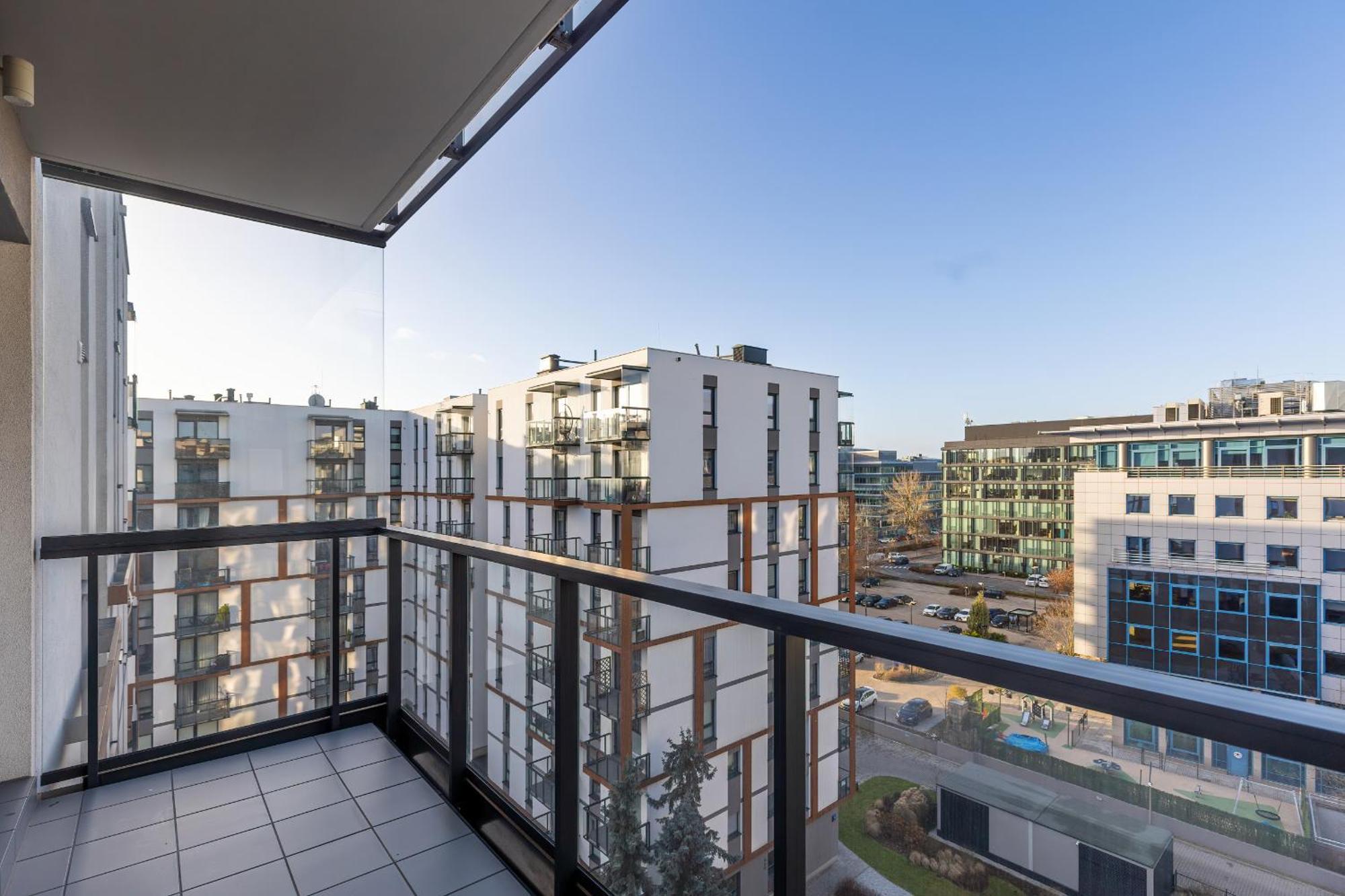 Bright Blue With Balcony, Parking And Air Conditioning In By Renters Warschau
